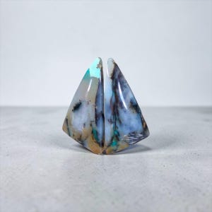 Paire de Cabochons en Bois Opalisé Naturel – Forme Triangulaire 24 mm – Java, Indonésie – Fait Main – Réf. OOO2