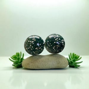 Paar natuurlijk geboorde ronde groene chalcedoon - Ronde cabochons - 16 mm - Klawing River, Java, Indonesië - PCV4