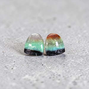 Madeira opalescente natural / Opala de lagoa – Par de cabochões de formato livre – 14 mm – Aproximadamente 12 quilates – Java, Indonésia – Feito à mão – Ref. BOJ03