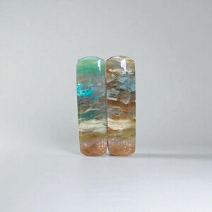 Paire de Cabochons en Bois Opalisé Naturel – Forme Rectangulaire 30 mm – Fait Main – Île de Java, Indonésie – Réf. BOZ127