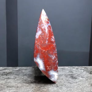 Natural White and Red Agate Cabochon – Triangle Shape – 55 mm – 42.07 carats – Morocco – Hand Cut in Alsace, France