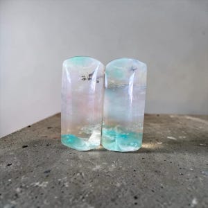 Paire de Cabochons en Bois Opalisé Naturel – Forme Rectangulaire Arrondie 22 mm – Java, Indonésie – Fait Main – Réf. OOO1