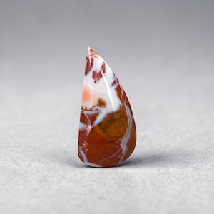 Naturlig brun och vit breccierad jaspis cabochon – fri form 30 mm – 13,59 ct – “Rangda” – Indonesien – Ref. SJB3