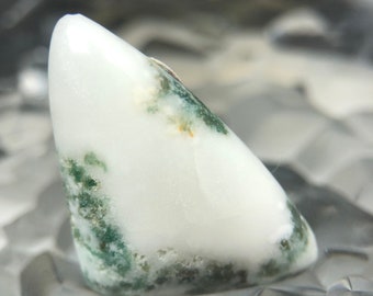 Natural moss agate - 29MM triangle cabochon - India or Brazil