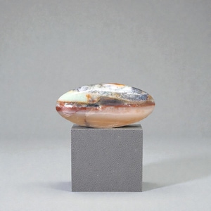 Cabujón de ópalo paisaje natural – Tonos marrones, negros y blancos – Forma ovalada de 39 mm – Java, Indonesia – Tallado a mano en Francia – Ref. OPJ39