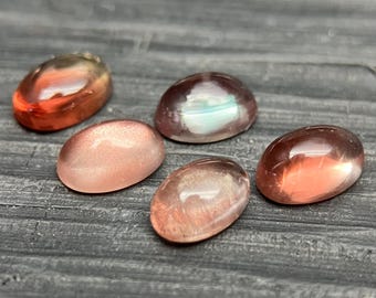 Lot of 5 Natural Oregon Sunstone Oval Cabochons – 6x4 mm – Ponderosa, Ochocco Forest – Harney County, Oregon (USA) – Ref. POSR30