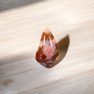 Naturlig brun och vit breccierad jaspis cabochon – fri form 41 mm – 29,16 ct – “Dewi Sri” – Indonesien – Ref. SJB1