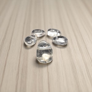 Drilled Stone in Natural Rock Crystal – Tumbled and Polished Shape 25 mm – Brazilian Quality – Colorless Stone – Ref. PPQQ1
