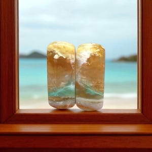 Paire de Cabochons en Bois Opalisé Naturel – Roche Siliceuse Cuprifère – Forme Rectangulaire 22 mm – Fait Main – Java, Indonésie – Réf OP084