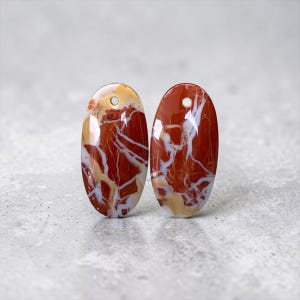 Een paar geboorde cabochons van natuurlijke rode jaspis – Ovaalvormig – 20 mm – Circa 9 karaat – Zuid-Afrika – Handgemaakt – Ref. JRA5