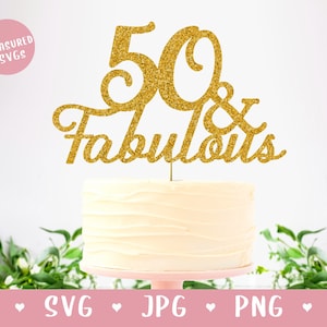 以下が含まれることがあります： 50と「& Fabulous」の文字が書かれた、ゴールドのグリッターケーキトッパーです。