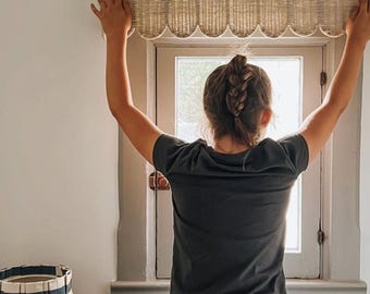 Raamkozijn van rotan, rieten kroonlijst, rotanvolant gemaakt van rotan, decoratie van natuurlijk rotan, raambekleding van natuurlijk rotan