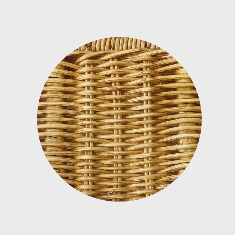 Puede incluir: Una secci&oacute;n circular de material de mimbre tejido en color marr&oacute;n claro que presenta un patr&oacute;n apretado y repetitivo de juncos finos y flexibles. Las fibras naturales de color beige est&aacute;n entrelazadas para crear una superficie duradera.