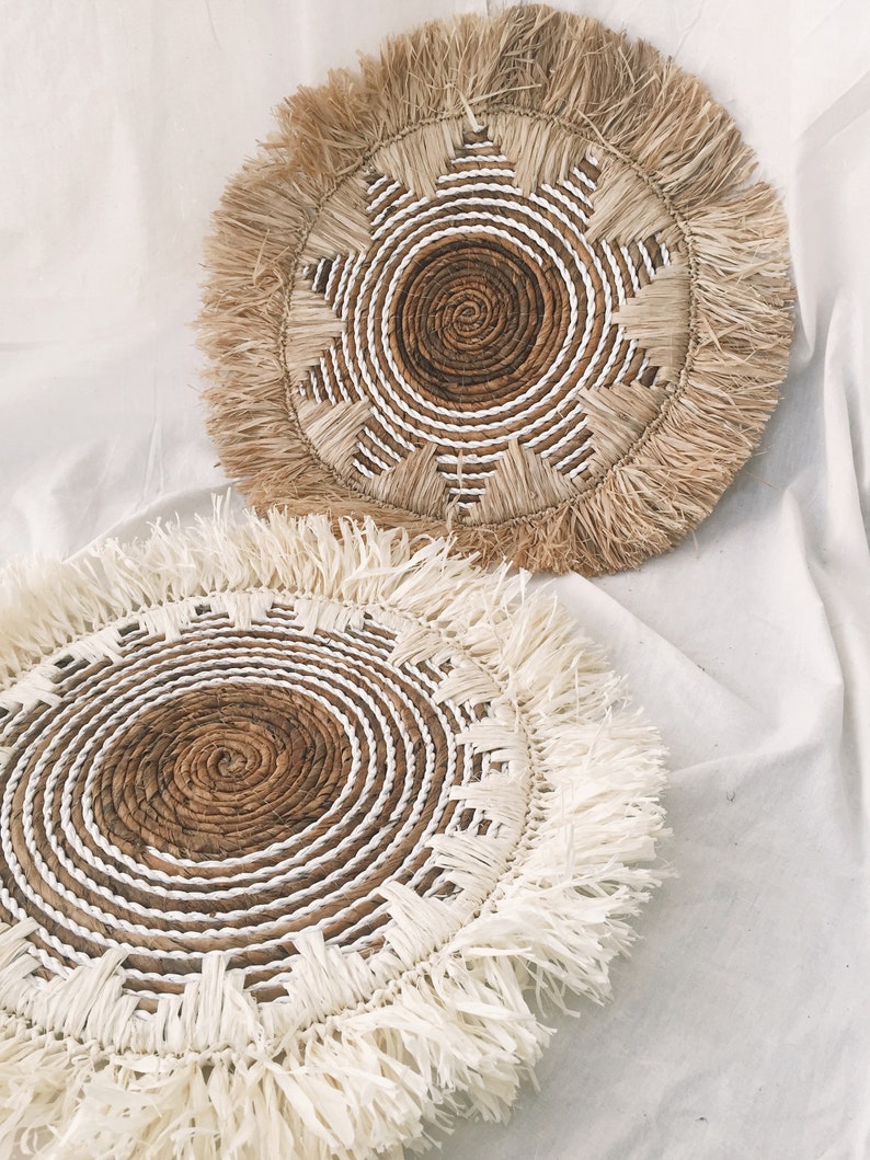 Bohemian Wall Fringe basket made from banana bark in the middle and white seagrass, with raffia fringe. Available in 2 color raffia fringe, natural and bleach raffia. Comes with 50cm or 19.7 inch including Fringe.