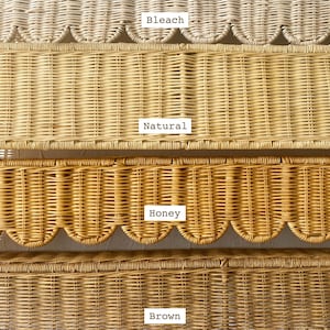 Puede incluir: Cuatro tiras horizontales de mimbre tejido con bordes festoneados, etiquetadas con las opciones de color: Bleach, Natural, Honey y Brown. Las tiras muestran diferentes tonos de material tejido, que van desde el crema claro hasta un tono marr&oacute;n c&aacute;lido.