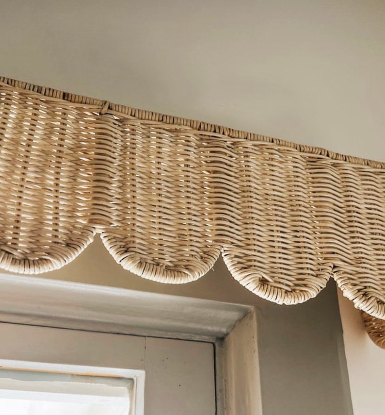 Window Pelmet made from natural rattan with their neutral color and metal frame to shape and strength the structure.  Come with curvy scallop design. Please message us for size custom.