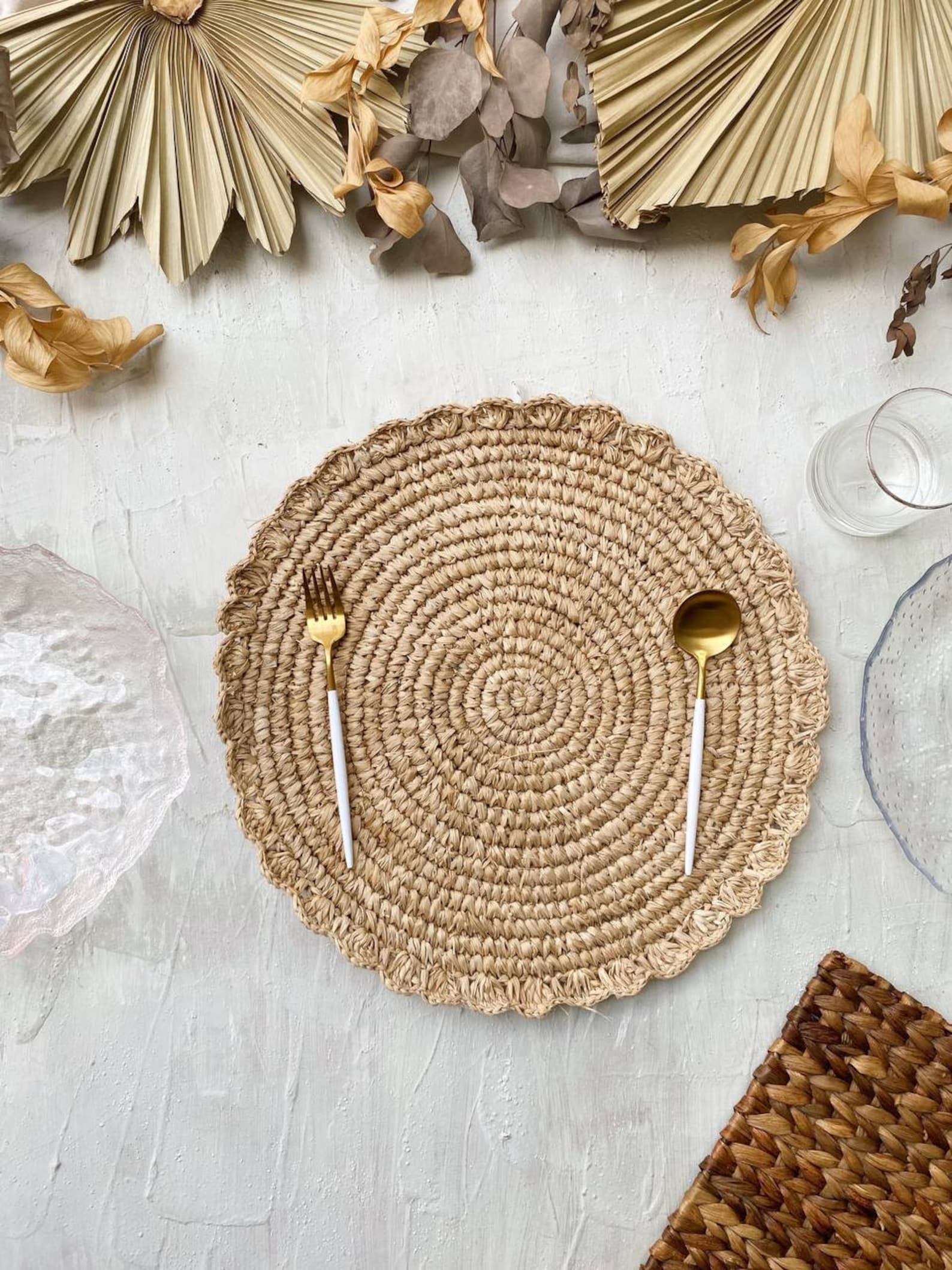 Handwoven Scalloped Raffia Placemats – Natural Flower Shape Table Decor - 40 cm