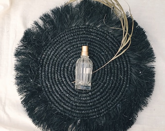 Manteles individuales naturales negros, manteles individuales bohemios, manteles individuales con flecos, manteles individuales tejidos a mano, manteles decorativos, manteles individuales de rafia, manteles individuales ecológicos, manteles individuales de mimbre.