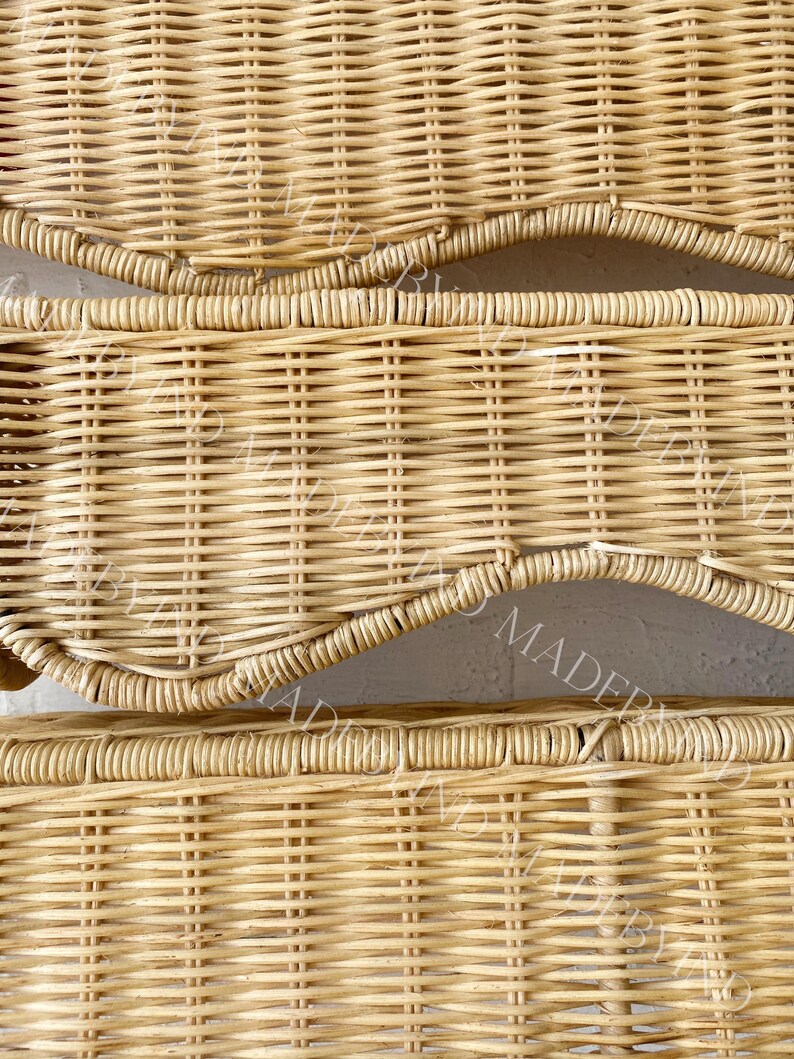 K&ouml;nnte beinhalten: Ein hellbraunes, geflochtenes Weidenpaneel mit einem sich wiederholenden horizontalen Muster und geschwungenen, wellenf&ouml;rmigen Kanten. Das Material besteht aus d&uuml;nnen, naturfarbenen Ruten, die eng miteinander verflochten sind und eine strukturierte Oberfl&auml;che bilden.