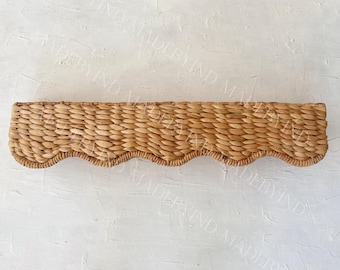 Puede incluir: Estante rectangular tejido con borde festoneado. El estante está hecho de material tejido de color natural y está montado en una pared blanca texturizada. Diseñado para fines decorativos o de almacenamiento.