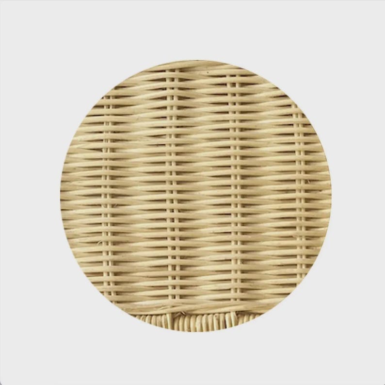 Puede incluir: Una secci&oacute;n circular de material de mimbre tejido en color beige claro con un patr&oacute;n entrelazado horizontal y apretado. La textura consiste en juncos finos y flexibles tejidos sobre soportes verticales, creando una estructura de rejilla.
