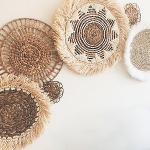 Zestaw 7 koszy ściennych Boho i dekoracji ściennych, Naturalna dekoracja ścienna, Sztuka ścienna Boho, Okrągłe podkładki z wikliny, Dekoracja ścienna Boho, Dekoracja ścienna z trawy morskiej