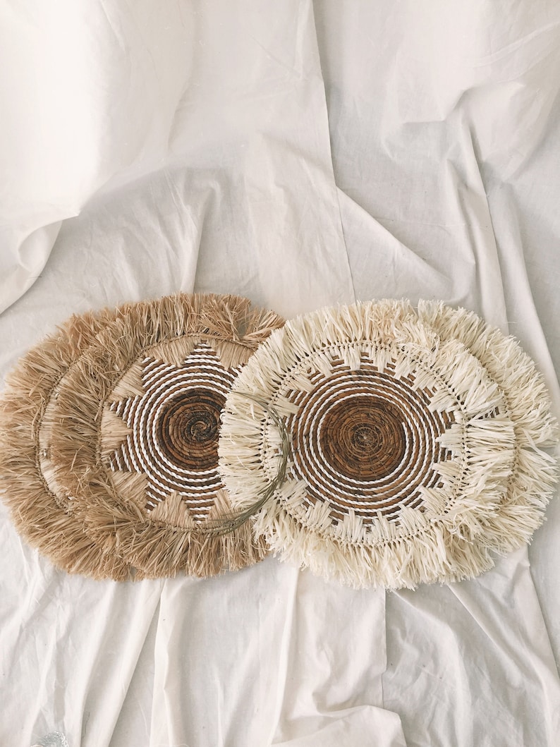 Bohemian Wall Fringe basket made from banana bark in the middle and white seagrass, with raffia fringe. Available in 2 color raffia fringe, natural and bleach raffia. Comes with 50cm or 19.7 inch including Fringe.