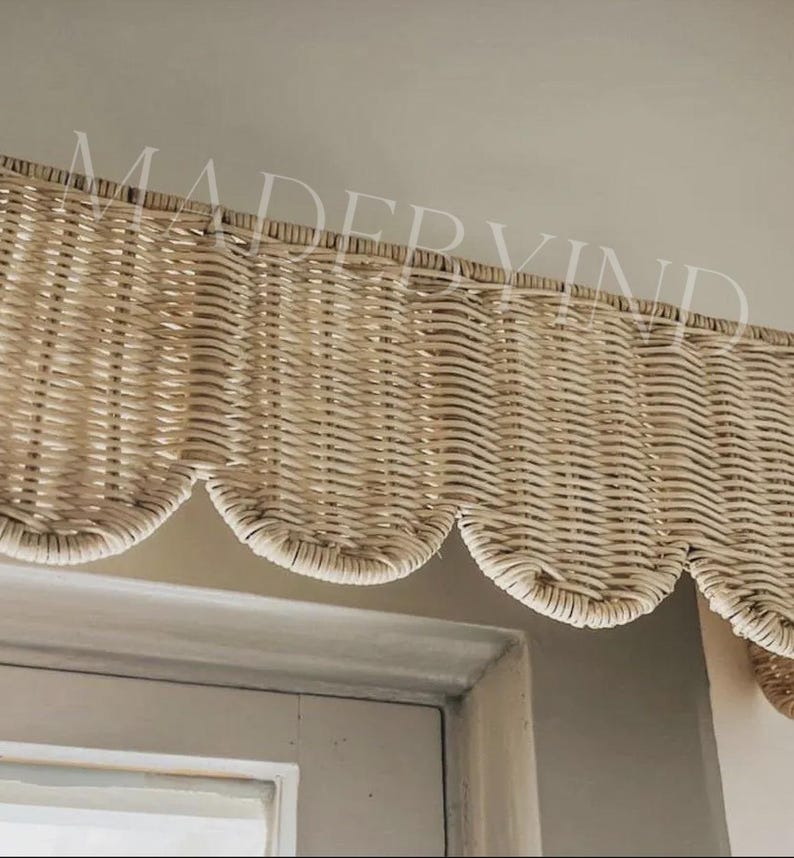 Puede incluir: Una cenefa de ventana de mimbre tejido en color beige claro con un borde inferior festoneado. La cenefa est&aacute; construida con material de ca&ntilde;a natural con un patr&oacute;n de tejido apretado y uniforme, dise&ntilde;ada para colgar horizontalmente.
