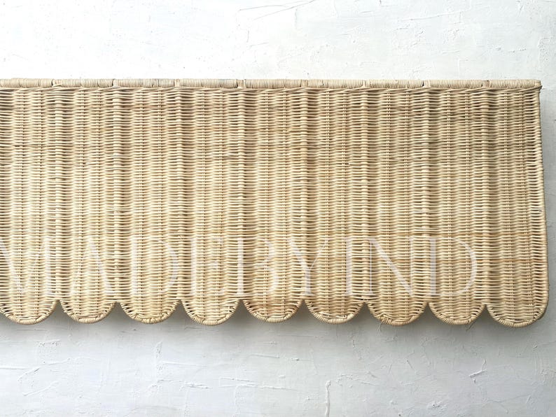 Puede incluir: Un volante de mimbre de color beige claro de forma rectangular con un borde inferior festoneado. El material trenzado muestra un patr&oacute;n vertical consistente en toda la pieza, creando una superficie texturizada con un acabado de color natural.