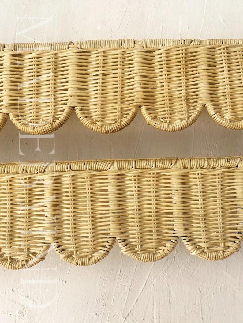 Puede incluir: Dos tiras horizontales de material de mimbre tejido de color tostado claro con un dise&ntilde;o de borde festoneado repetitivo a lo largo de la parte inferior. La textura de la fibra natural es visible en todo el tejido, creando un patr&oacute;n uniforme.