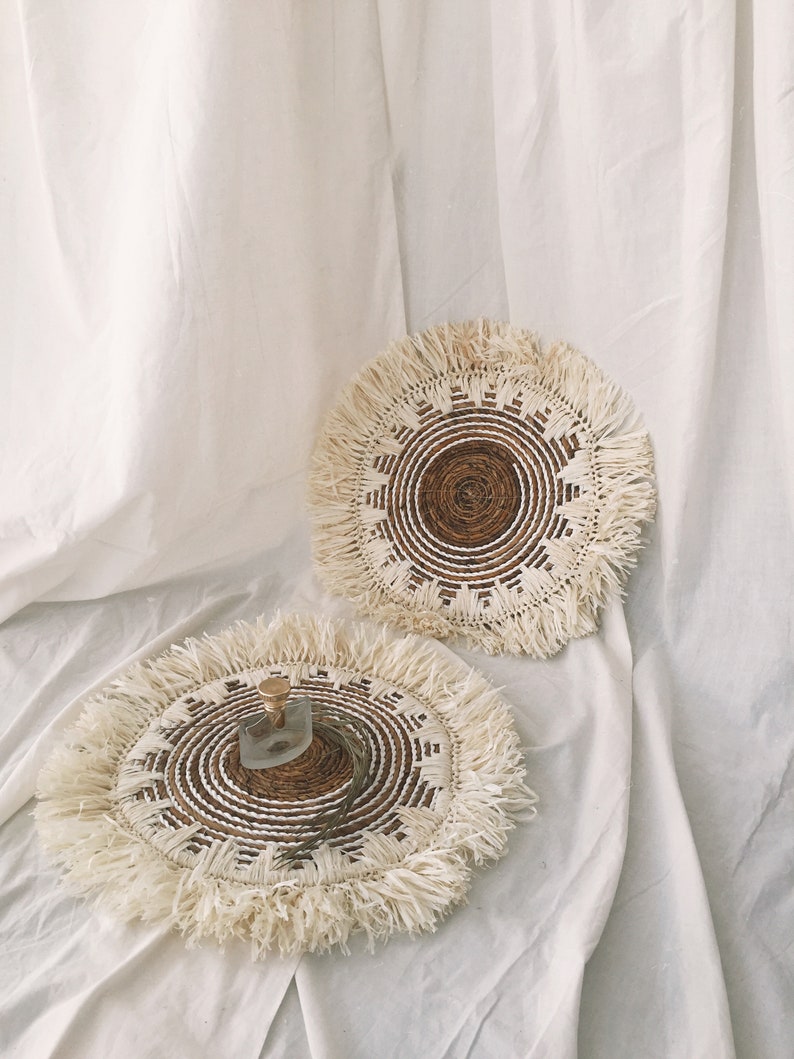 Bohemian Wall Fringe basket made from banana bark in the middle and white seagrass, with raffia fringe. Available in 2 color raffia fringe, natural and bleach raffia. Comes with 50cm or 19.7 inch including Fringe.