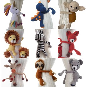Op de afbeelding: Negen gehaakte gordijnbinders in de vorm van dieren. De dieren zijn een eenhoorn, dinosaurus, elf, leeuw, zebra, vos, giraffe, luiaard en beer. Elk dier heeft een andere kleur en wikkelt zich om een wit gordijn.