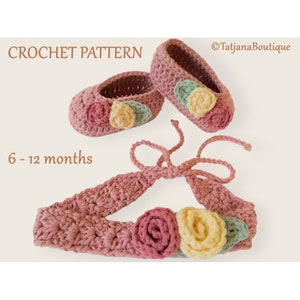 Op de afbeelding: Een set roze gehaakte babyschoentjes met bloemenversieringen en een bijpassend hoofdband met bloemen. De schoentjes zijn voor baby's van 6-12 maanden oud. ©TatjanaBoutique