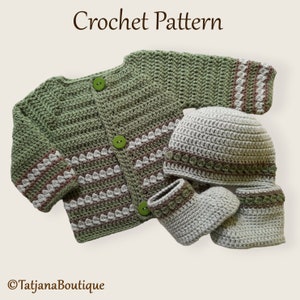 Può includere: Un modello all'uncinetto per un set neonato, composto da un cardigan verde con tre bottoni verdi, un cappello e scarpine abbinate. Il set presenta dettagli bianchi e marroni. Il testo "Crochet Pattern" è visibile.