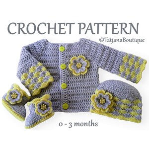Op de afbeelding: Haakpatroon voor een babyset inclusief een vest, muts en slofjes. De set is gemaakt van lichtgrijs garen met gele accenten en bloemversieringen. Het patroon is voor maten 0-3 maanden.