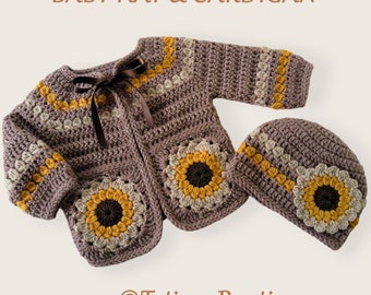 Op de afbeelding: Een bruine gehaakte baby muts en vest set met zonnebloem accenten. Het vest heeft twee zakken met zonnebloem ontwerpen en een bruine strik aan de hals. De muts heeft een zonnebloem ontwerp aan de voorkant.