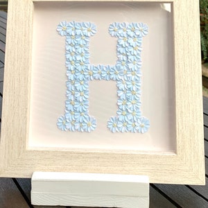 Buchstabe H mit kleinen handgefertigten Blumen in einem schönen weißen Holzkastenrahmen