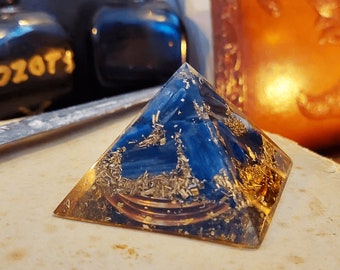 Kyanite Orgonite Pyramid - small orgone pyramid, high vibrations, powerful protection, third eye stimulation, meditation