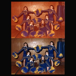 Op de afbeelding: Een groep cheerleaders in blauwe en gouden uniformen met pompoenen, poserend in een gymzaal.