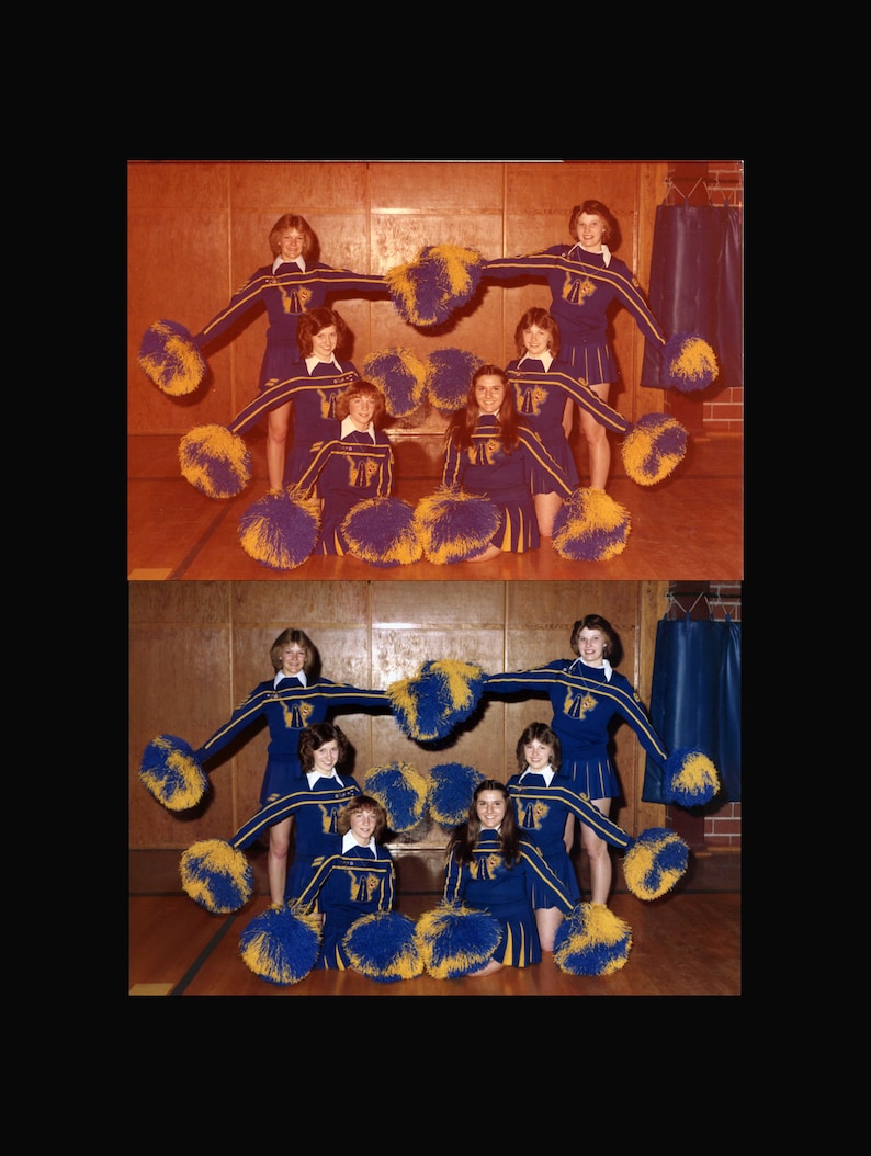 Op de afbeelding: Een groep cheerleaders in blauwe en gouden uniformen met pompoenen, poserend in een gymzaal.