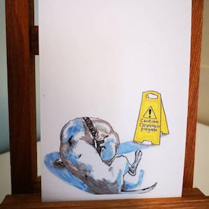 Puede incluir: Una ilustración dibujada a mano de un perro gris y azul limpiándose con un cartel de precaución amarillo que dice "Precaución Limpieza en curso" en el fondo.