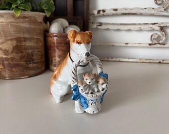 Figurine ancienne en porcelaine « Family Cares » - Mère chien avec un panier de chiots