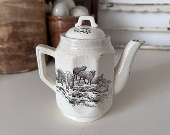 Petite cafetière victorienne en pierre de fer avec décalcomanies sépia - Mouton, oiseau et chat - Petite théière ancienne pour enfants