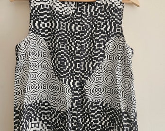 Vintage retro Black and white monochrome zig zag line aztec geometric print top UK 10