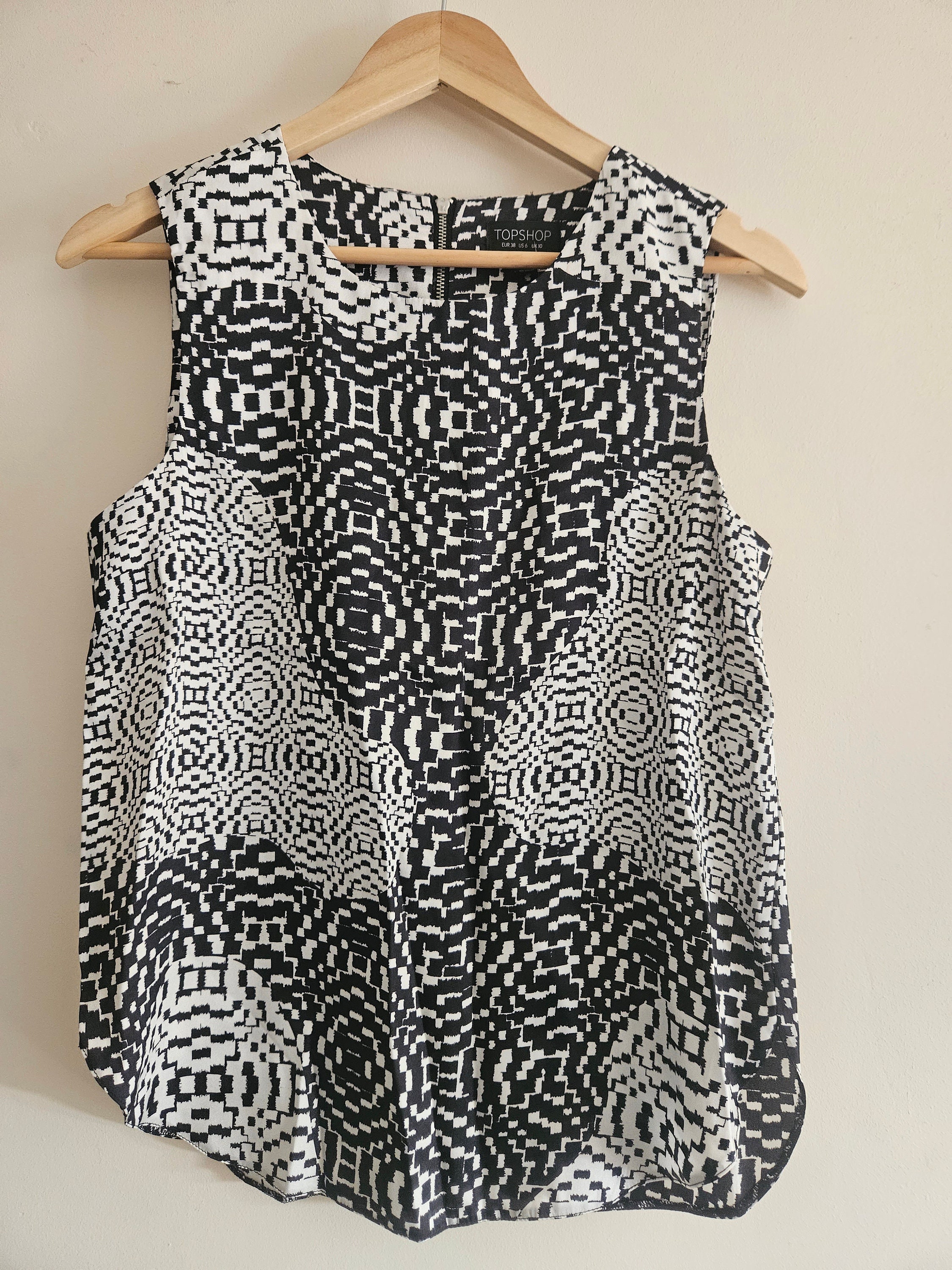 Vintage retro Black and white monochrome zig zag line aztec geometric print top UK 10
