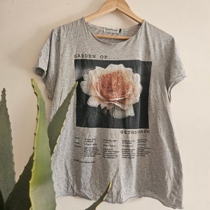 T-shirt grafica con stampa fotografica vintage retrò di fiori grigi