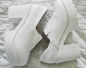 PRISSY VINTAGE Pre-loved White cleated chunky platform plimsole shoes UK 5