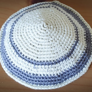 Small white and gray yarmulke kippah