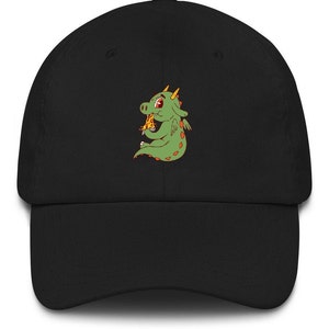 Może przedstawiać: Czarna czapka z daszkiem z haftowanym zielonym smokiem z kreskówki jedzącym kawałek pizzy z przodu.