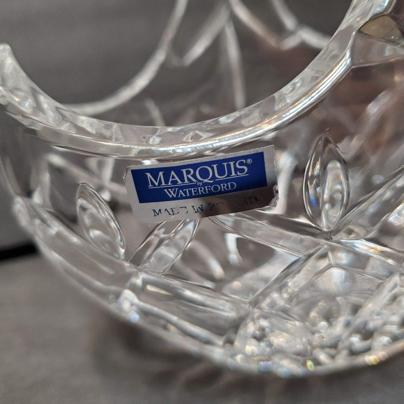Pu&ograve; includere: Ciotola di cristallo trasparente con motivo a diamante e bordi curvi. Un'etichetta blu e bianca recita "MARQUIS by WATERFORD" e "MADE IN POLAND". La ciotola &egrave; progettata con una serie di linee intersecanti e forme a diamante.